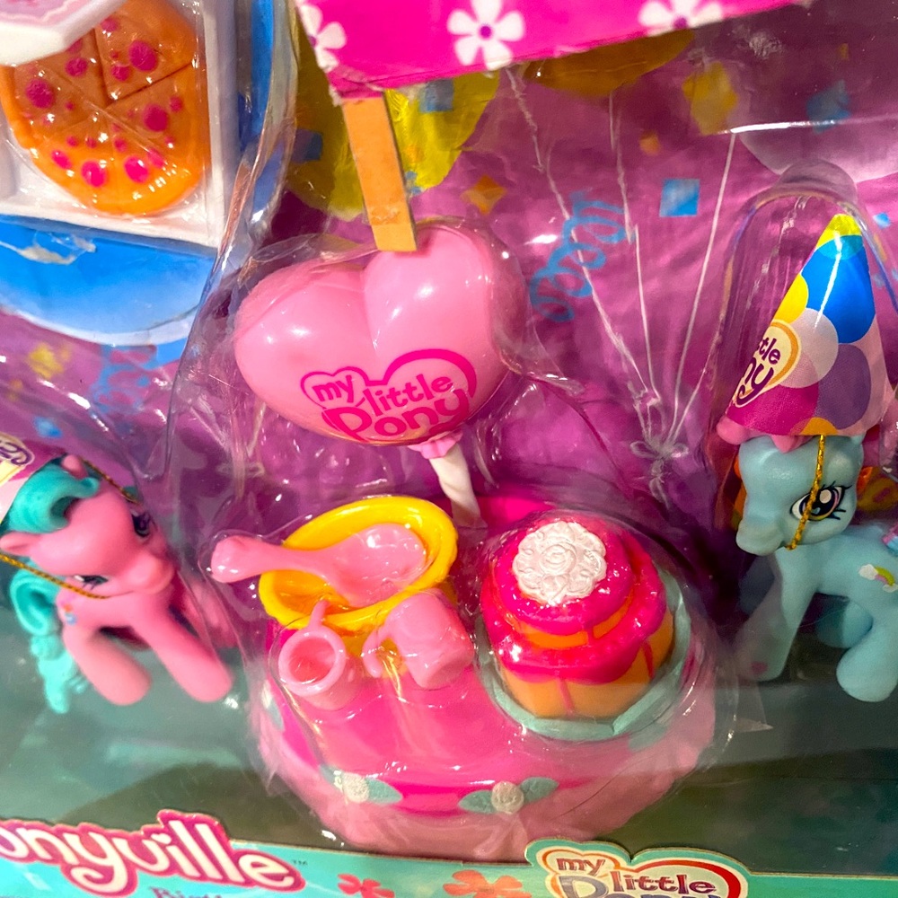 MY LITTLE PONY NWT 2006 PONYVILLE BIRTHDAY AFTERNOON RAINBOW DASH &BUNCHES-O-FUN - Picture 10 of 16